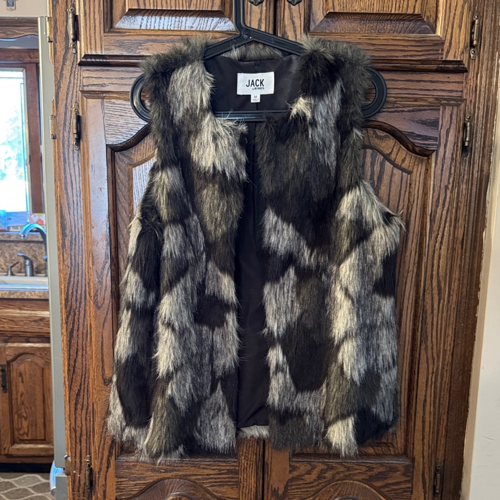 EUC!! Stunning Faux fur vest! JACK by BB DAKOTA!
Size M
